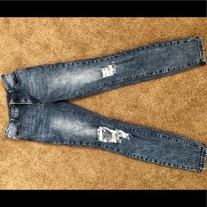 Mom jeans (high waisted)